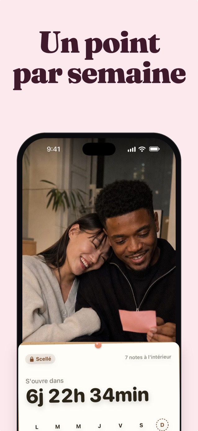 Faites le point chaque semaine : un couple sur le canapé, elle posée sur son épaule pendant qu’il lit son post-it rose, au-dessus d’un tableau scellé avec compte à rebours