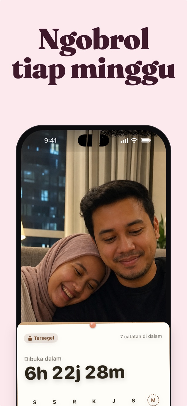 Check-in tiap minggu: pasangan di sofa, ia bersandar di bahu pasangannya yang sedang membaca catatan tempel merah mudanya, di atas papan tersegel yang menghitung mundur