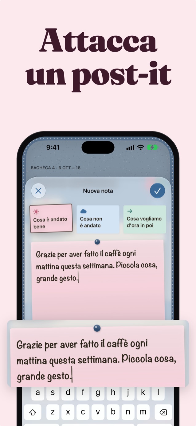 Lascia un post-it: la scrittura di una nota Cosa è andato bene su Parete di foto che ringrazia il partner per il caffè di ogni mattina