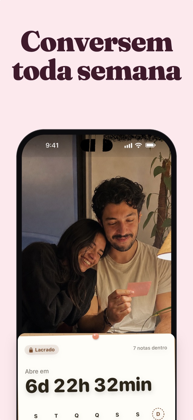 Check-in toda semana: um casal no sofá, ela apoiada no ombro dele enquanto ele lê o post-it rosa dela, sobre um quadro lacrado em contagem regressiva